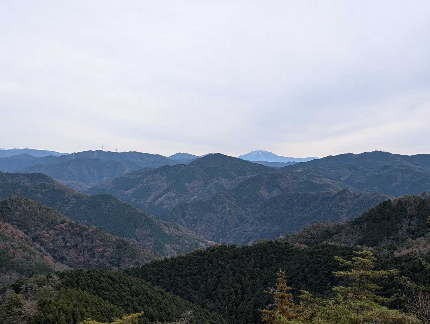 東方奥には恵那山が見えています。