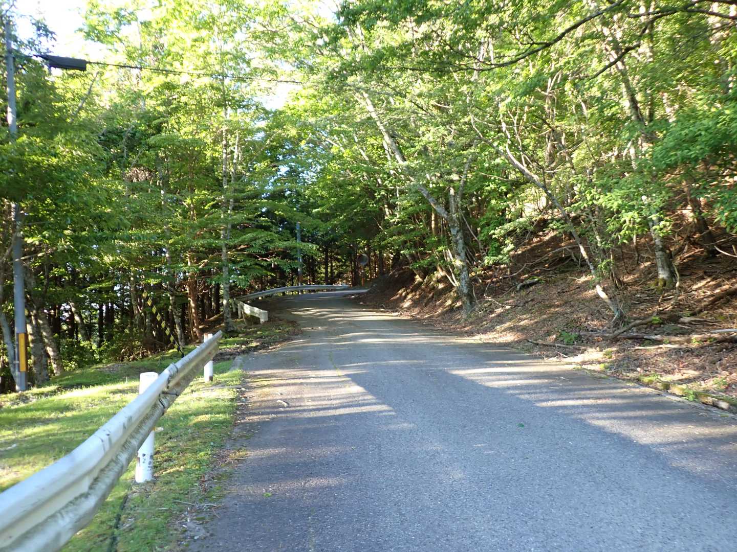 朝5時44分、それでは出発です。
駐車場はいつもと違う並びで戸惑いました。まだ4割程空いてました。
