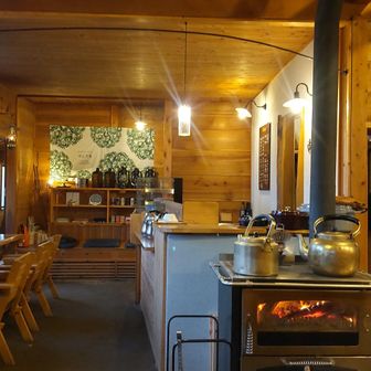 ストーブの奥がぱんだ屋カフェ。右奥が厨房で若い女性スタッフたちが腕をふるってくれています。