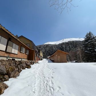 桜平まで送迎バス利用🚌
本当にありがたいです。

桜平〜夏沢鉱泉を経てオーレン小屋に到着〜
チェーンスパイク⛓️