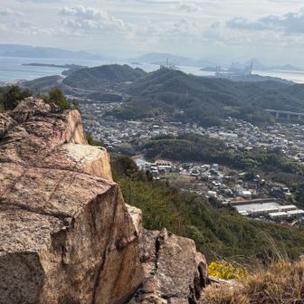 鷲羽山と瀬戸大橋

向こうにうっすら讃岐富士