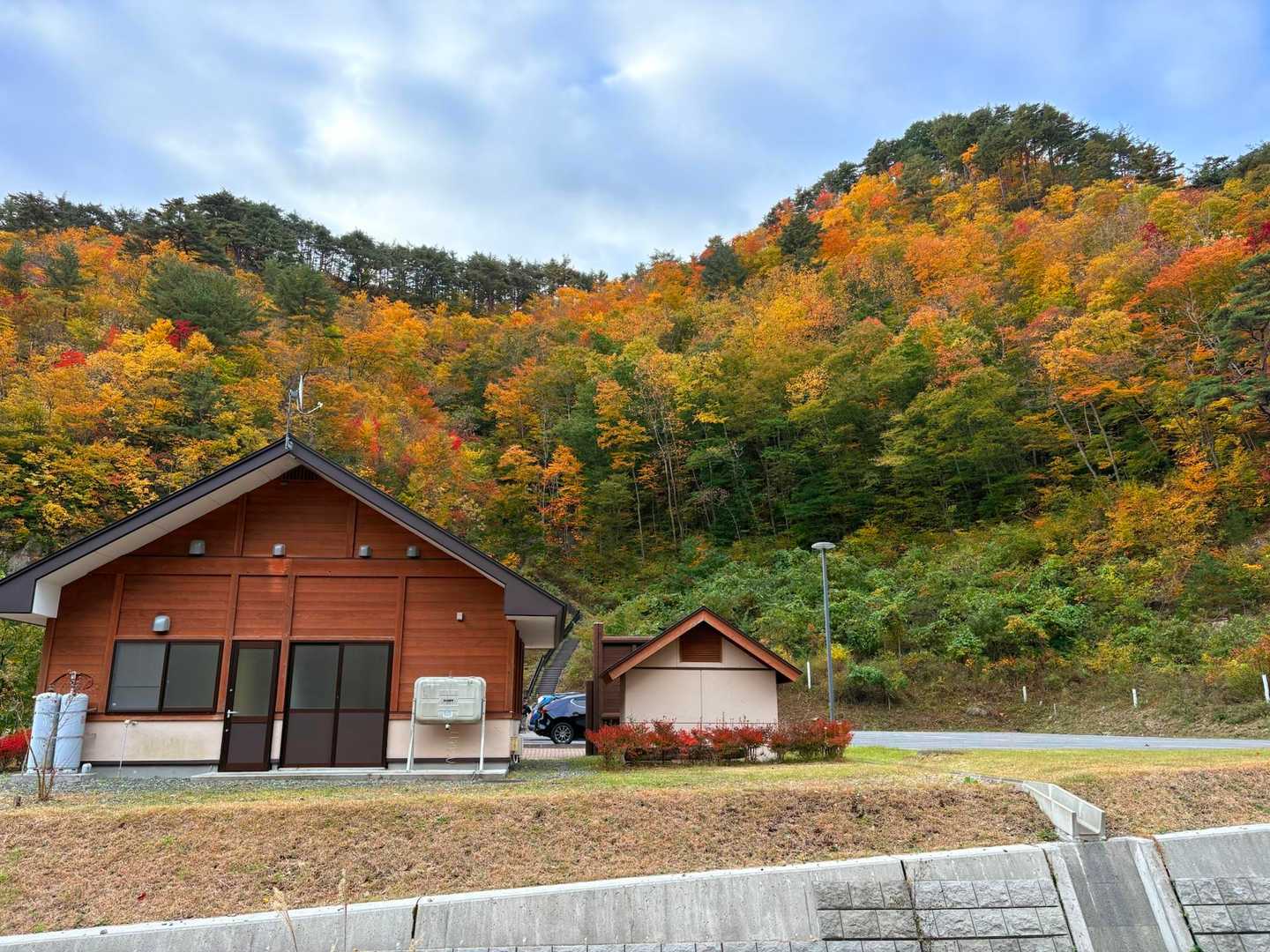 姉吉キャンプ場から見える根滝山方面の紅葉🍁がすでに素晴らしい☺️