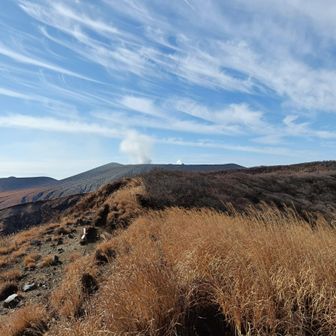 新燃岳まで約2キロ
