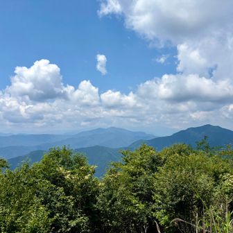 こっちは奥多摩方面。右が御前山、真ん中が三頭山。奥多摩三山の景色が最高