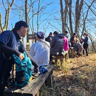 連行峰(れんぎょうほう)には大人数が休憩できるベンチがありましたので、プチお昼
