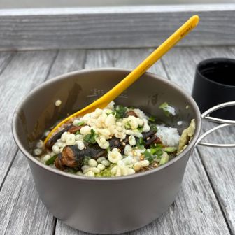 「山と食欲と私」を読んで美味しそうだったので、「いわしの蒲焼のひつまぶし茶漬け」を作ってみました。美味❤️
もっとキレイに盛り付ける予定が、デッキの風が強くて、ネギは飛びそうになるし、どんどん冷めるしで、猫まんま的な盛り付けに。