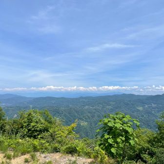 見晴らしの良い小山に登ると
横手山の方から