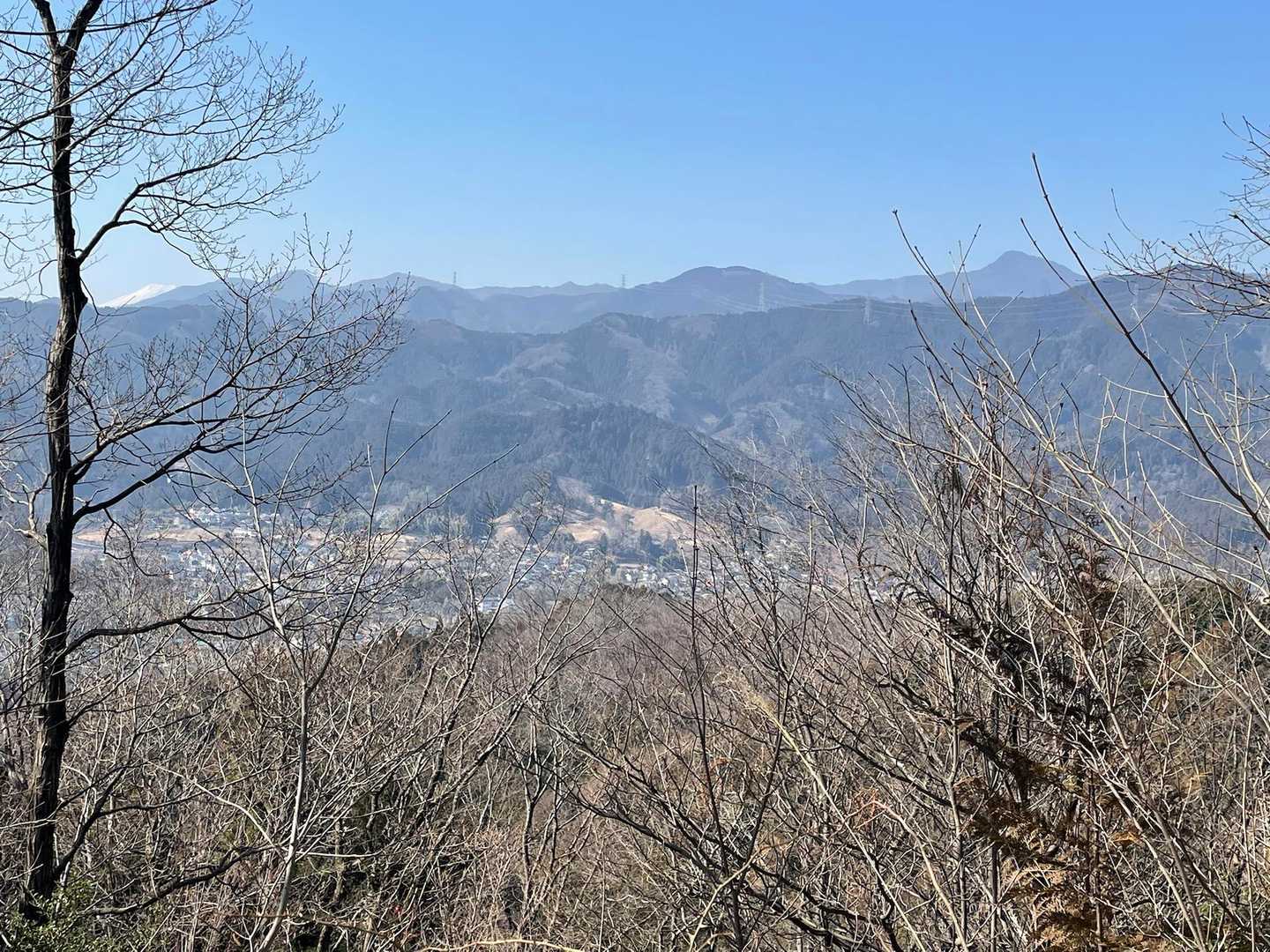矢倉台からの眺め
右に大岳山　　左に日の出山と麻生山か？
その隣に富士山がひょっこり△