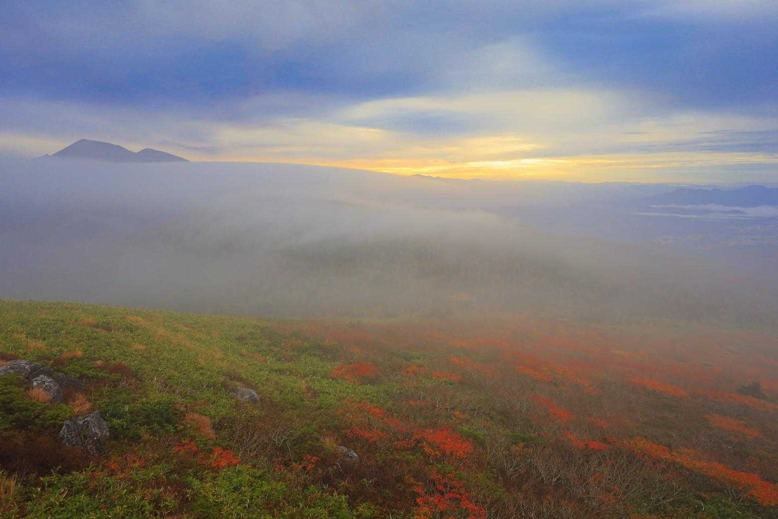 10分後..ガスが抜けると紅葉の先に岩手山🍁