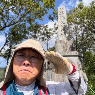 真山頂上到着、後ろの石碑は尼子勝久公の顕彰碑。