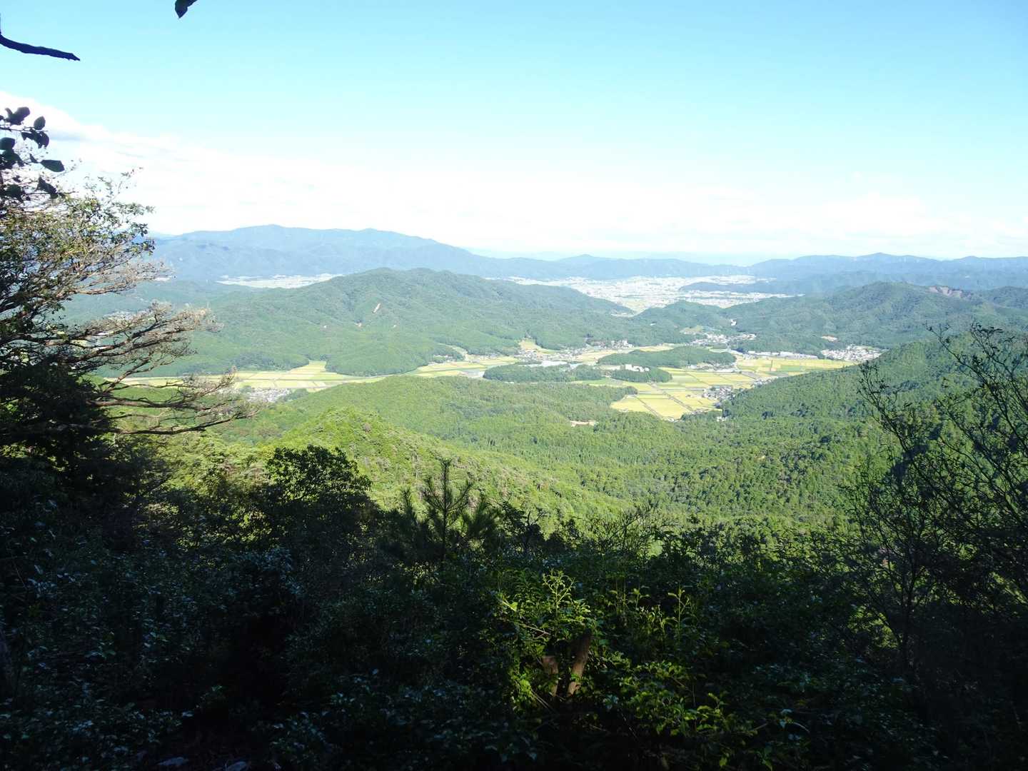 途中、眺望が開けた場所があります。地蔵山から小塩山辺りまで見えています。愛宕山との間に立ち上がっているのは獨鈷抛観音(とこなげかんのん)さんのある行者山。