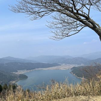 余呉湖。昔は琵琶湖とくっついてたそうで。