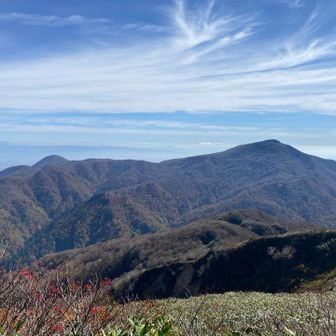 駒ヶ岳1130mと経塚山1372m
この二つと牛形山1340mで夏油三山だそう
間に室根山が見えました