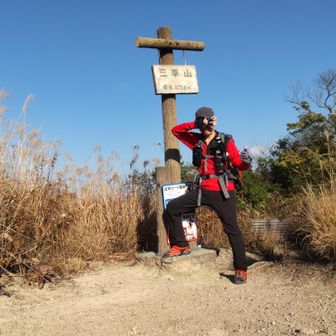 山頂に無事到着。
この時期に時間も時間で、人もろくにいない。