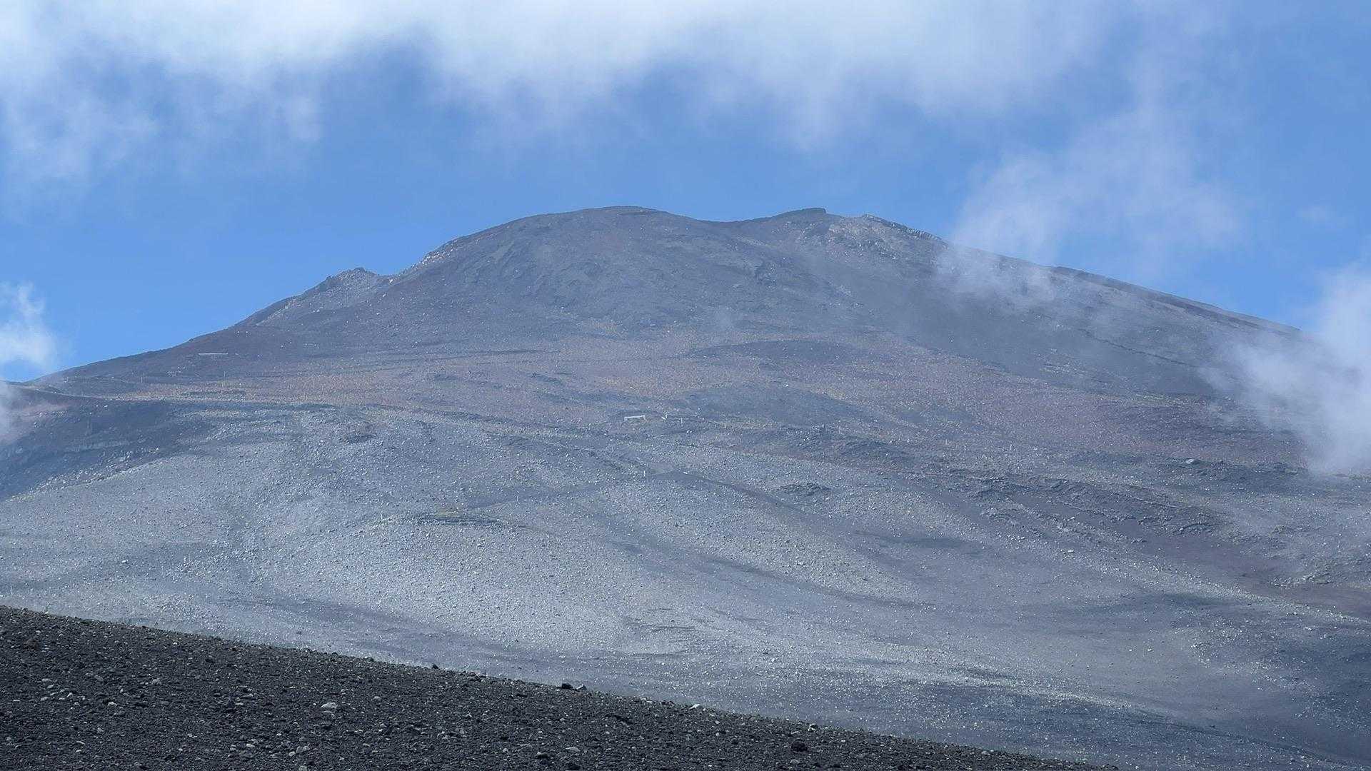宝永山からだけでなく、富士山からも大砂走りの道はできていますね。そういえば３年前は大砂走りではなく、来た道をそのままピストンでした。今度来る時も大砂走りで降りるとしよう。
