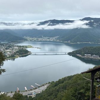 こちらは河口湖方面。富士山マラソンの日にここに来たら、河口湖大橋を渡るランナーが見えるだろうか？