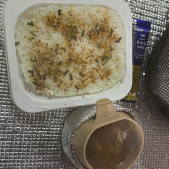 朝ごはんは、レトルトご飯に味噌汁