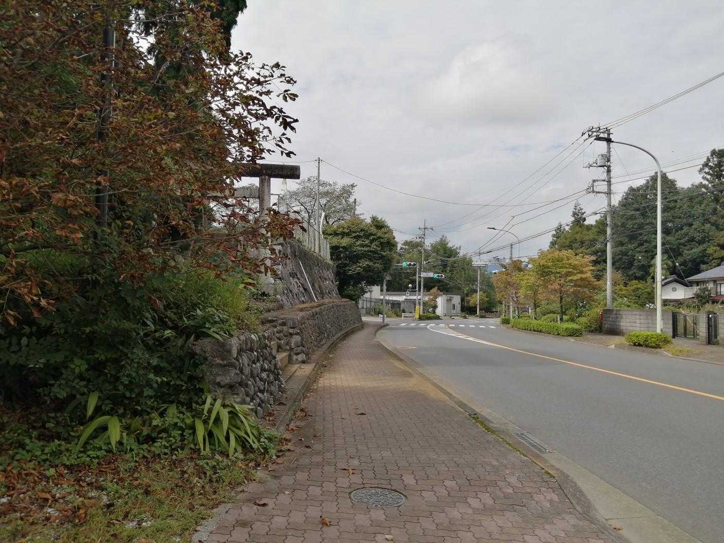 神社を超えて、少しだけ進んで左へ