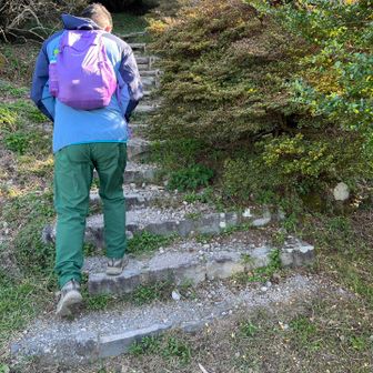まずロープウェイ山頂駅まで一気に登る