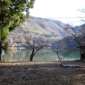 四尾連湖に降りて来ました。
キャンプ場。