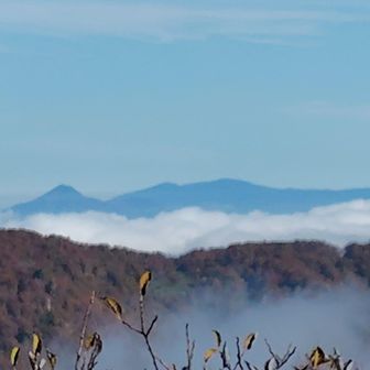 左　磐梯山からの後ろに吾妻連峰
会津盆地は雲海の下