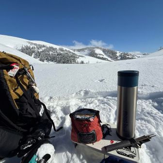 風が弱いしお日様が暖かい
雪山で腹ぺこでカップラーメン！最高で最強♡