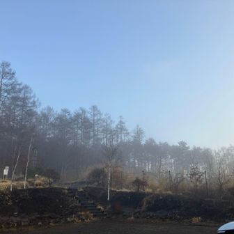 駐車場上段に30台くらい、下段に20台くらい駐車可能
06:00先着3台
10:00上段満車、下段3台
トイレなし（手前の守屋山展望台にあるが、冬季閉鎖とのこと）