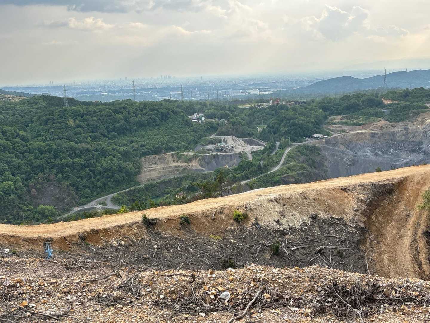 採石場は大きな落とし穴みたい！
とても強風で、落ちたらこわいので近づいて写真を撮れなかったけれど、高いところからの眺めがお好きな方はもう少しそばで見られると思います📷✨