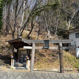 さてさて
姉の家に行く時通るここ👆
お山があるのは知ってても
なかなかタイミング悪くて登れない
今日は絶対登るゾ