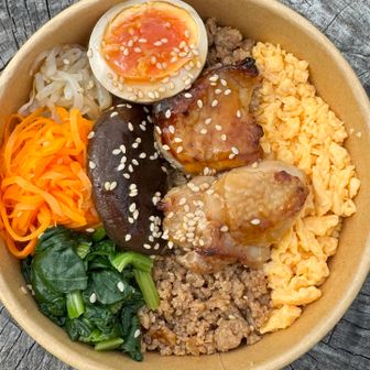 吉見岳で絶景と桜を愛でながらの昼メシ。道中、道の駅うきはで購入した鳥そぼろ弁当。ケッコーなお味でgood。