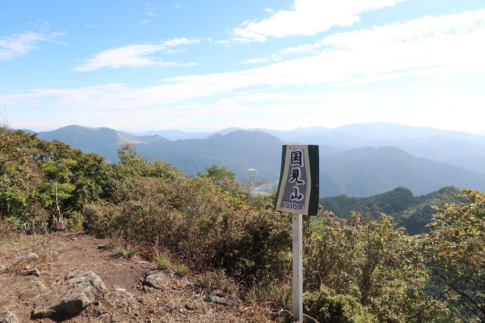 国見山頂上
曽爾高原きれいに見えます。あちらはススキの時期で一杯でしょう