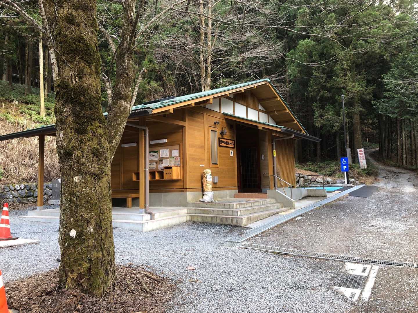 登山口のトイレ。とても綺麗でした。