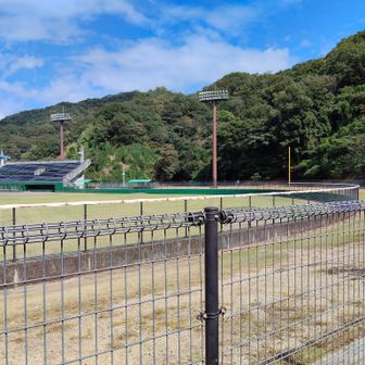 野球場の横を進みます。