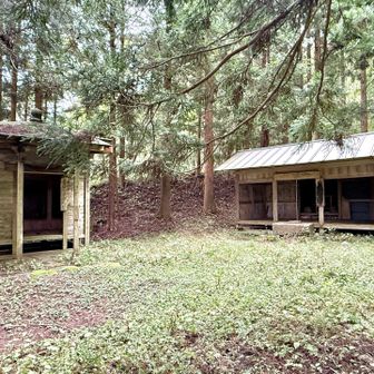 奥の院千手観音（左）と日枝神社奥の宮