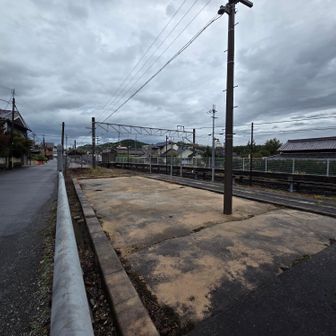わかるかなー
ここは昔、スイッチバック式の駅だったんですよ～
子ども心に覚えています😉

https://4travel.jp/travelogue/11674187