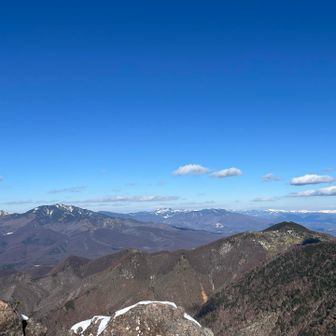 左のやや平なピークは四阿山らしい
右側の奥の白い山々は平ヶ岳とか燧ヶ岳とからしいbyAR山ナビ

