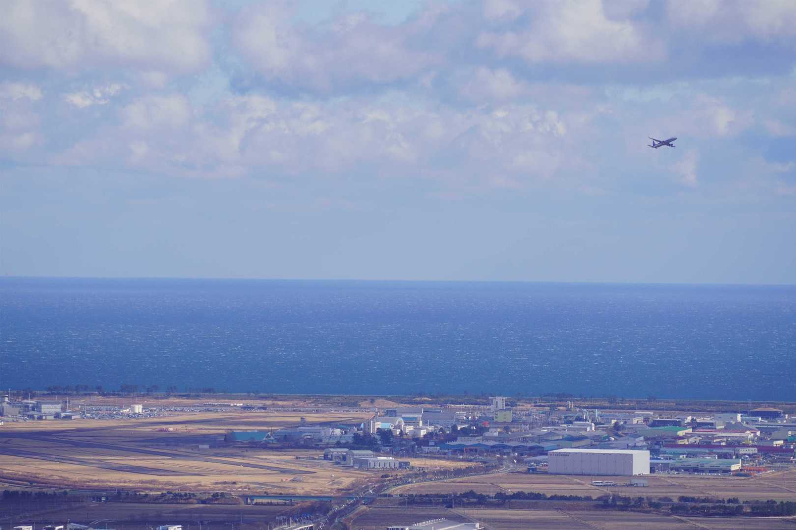 仙台空港の滑走路が真正面に見えるので、離発着する飛行機がよく見えます。