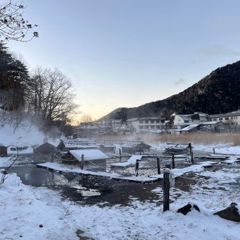 源泉と湯元の旅館群