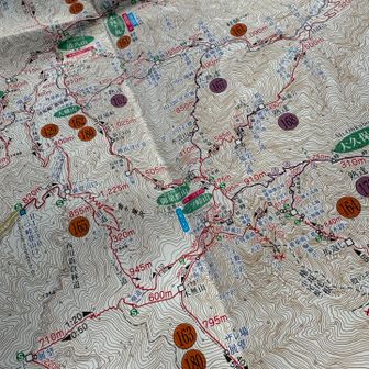 最近集め始めた登山詳細図シリーズの大菩薩連嶺版でこの先のルートを確認。
大菩薩嶺の山と高原地図だと三ツ峠山で地図が切れてるんですよね（続きの富士山は持っていない）。

ただこの地図、磁北線が引いていないので整地（地図を実際の方角に合わせる）ができないことに気付く。年末年始の休みで磁北線引きやるか。。。