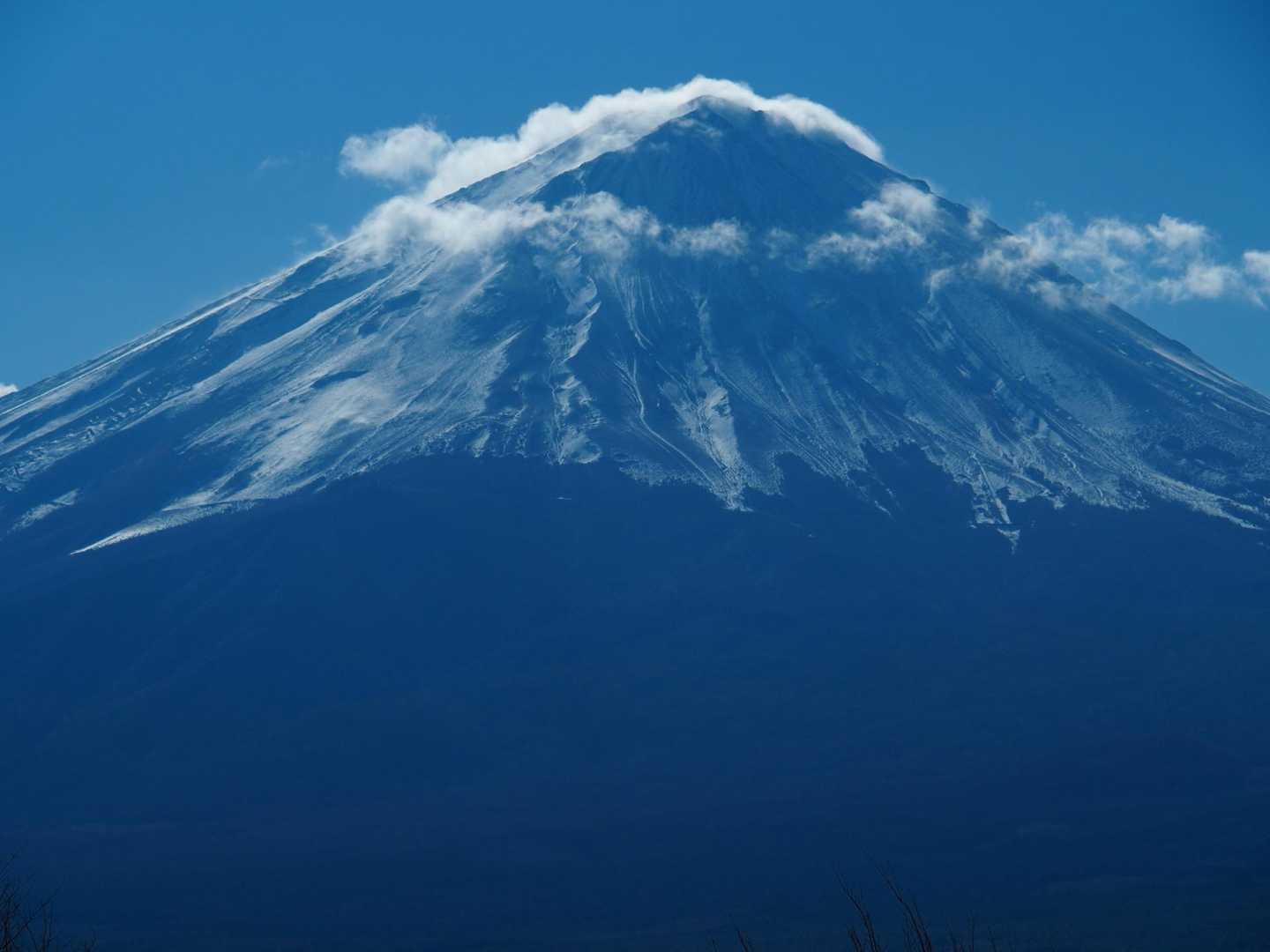 足和田山往復 | 見上げるほど間近にそびえる富士山。眼下に広がる神秘の樹海の写真