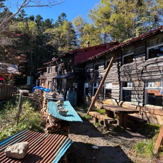 甲武信小屋でピンバッジ購入