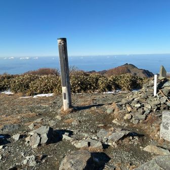 日当たりの良い山頂には雪はない