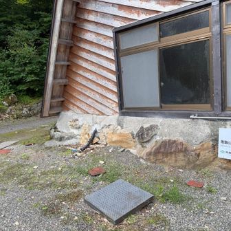 山荘の脇から登山道へ