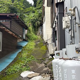 住宅の間の路地を上ると登山口です