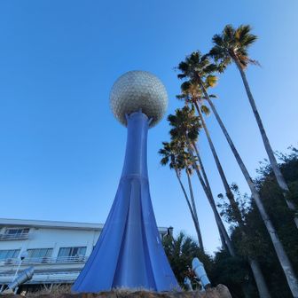 ホテル前のシンボル