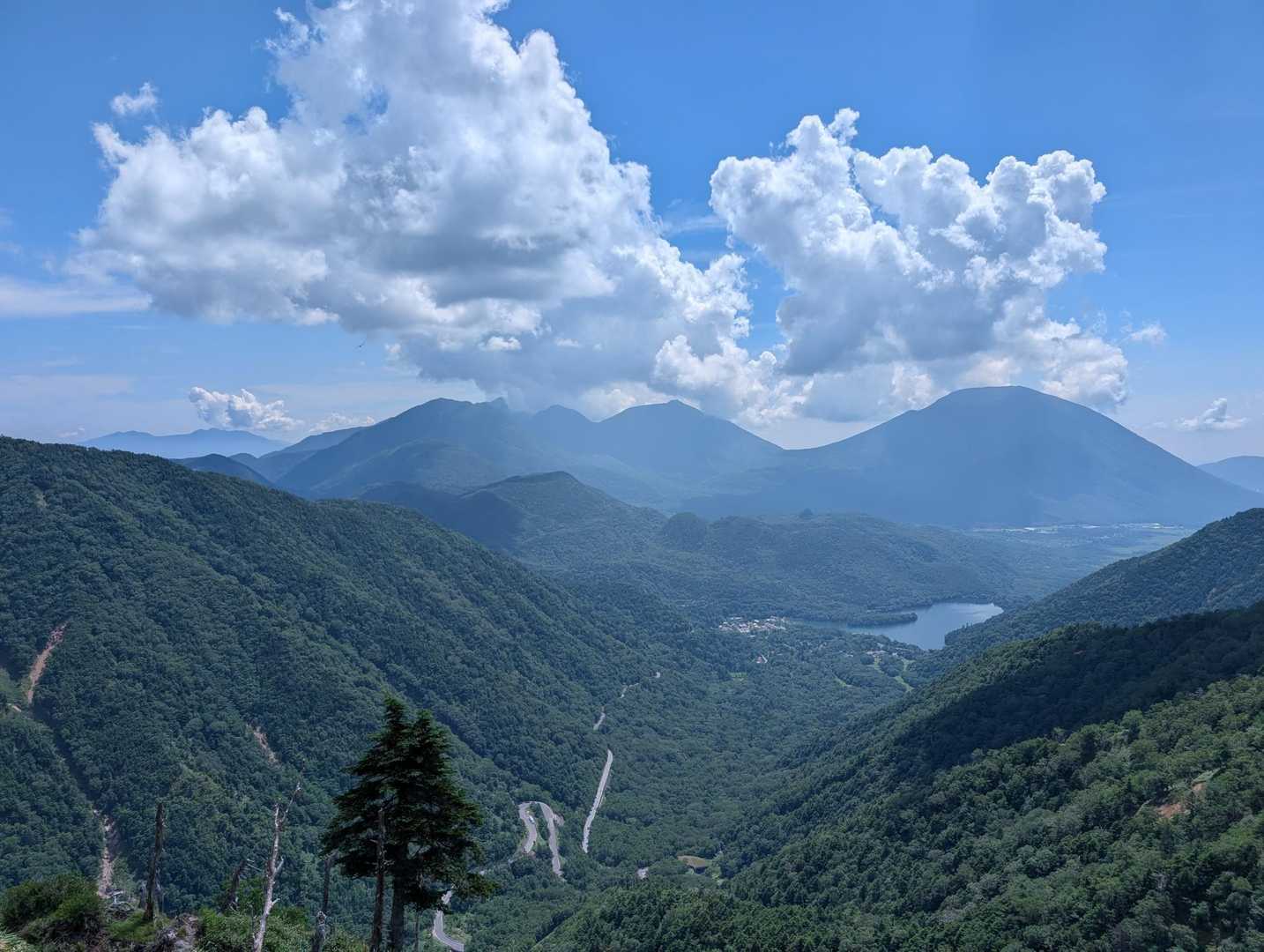金精山から
女峰山辺りはもう雨っぽい