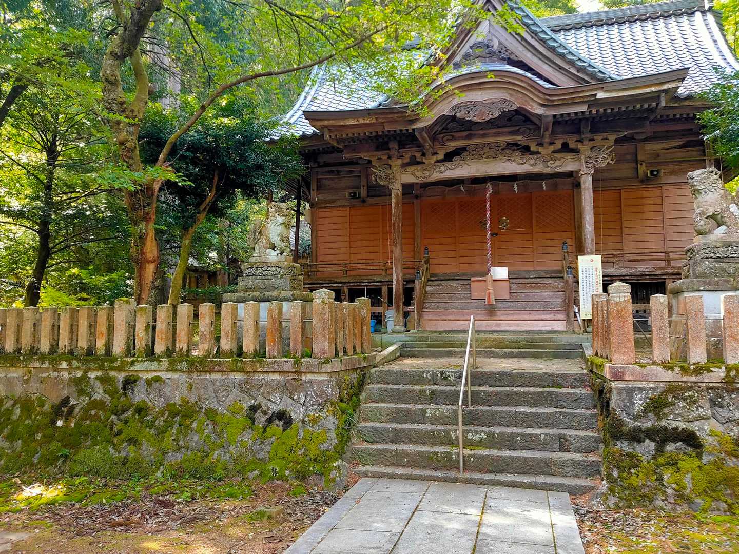 神社の左手から入山