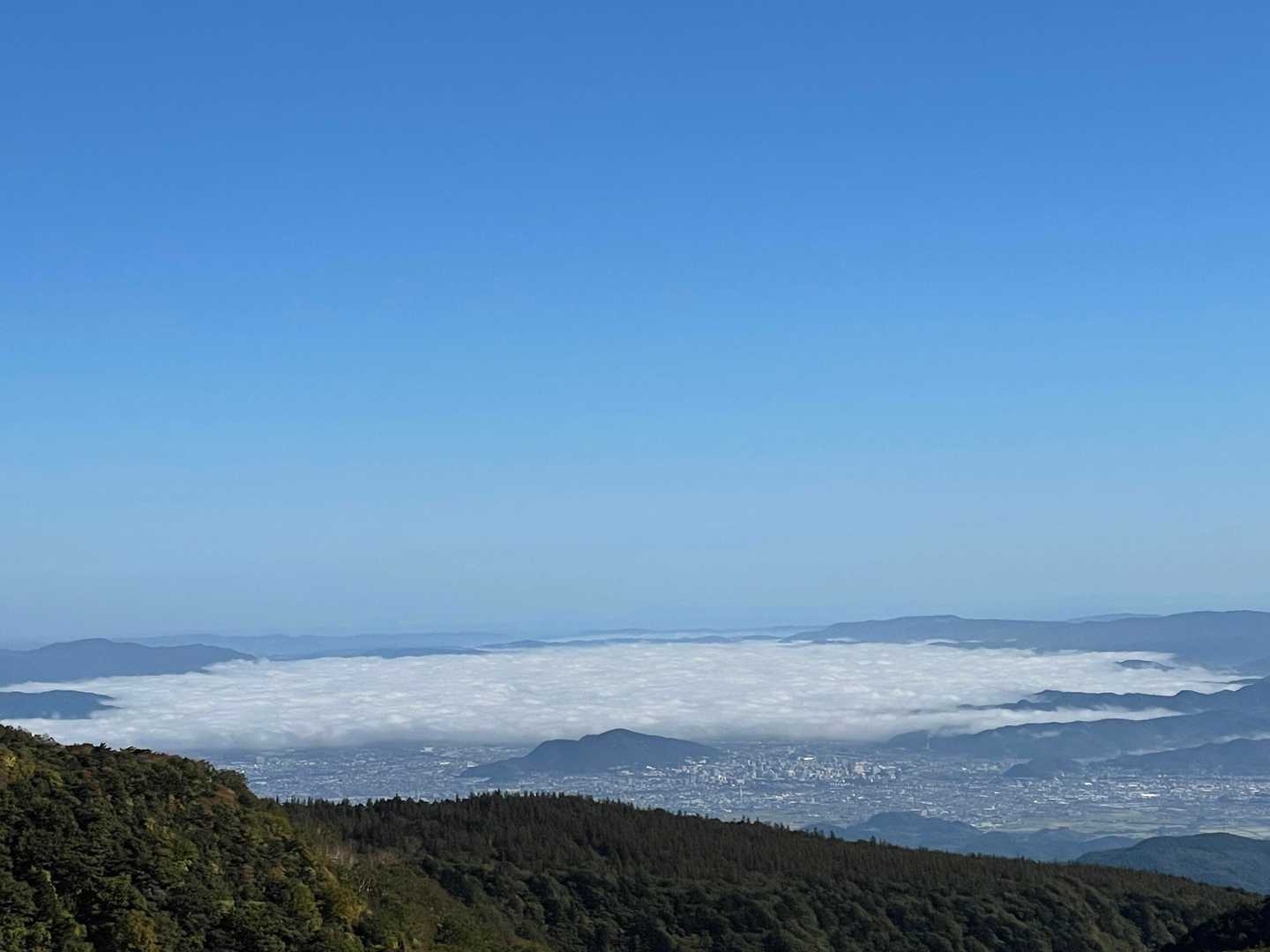 信夫山から北方面はすっぽり雲に覆われてました