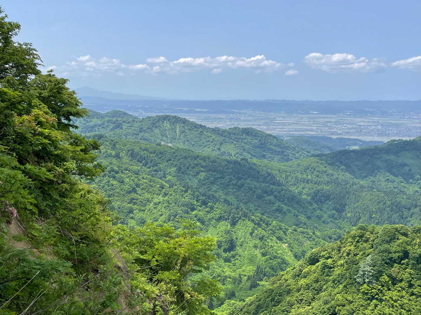 花立峠に向かう稜線
米山さんが見える