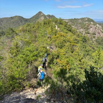 次は吊橋を渡って、正面に見える笠松山へ